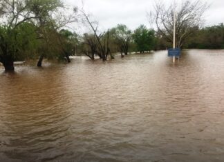 El avance del río anegó el camino hacia poblaciones vecinas
