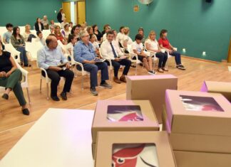 Oliva entregó banderas de ceremonias a escuelas uruguayenses