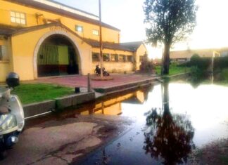 La inundación se metió en el patio del edificio