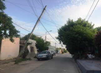 Solicitan el retiro de un poste a punto de caerse