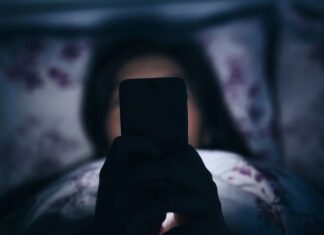 El uso abusivo de Tik Tok provoca narcolepsia entre los adolescentes y moldea sus habilidades cognitivas