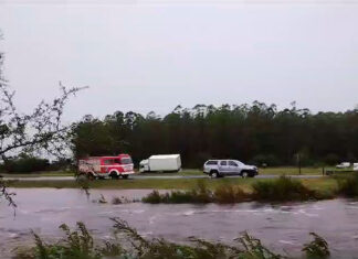 Colonia Elía: Buscan a una familia que iba en su auto y fue arrastrada por un arroyo crecido