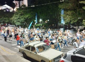 Muchos uruguayenses en la Plaza, contra los DNU
