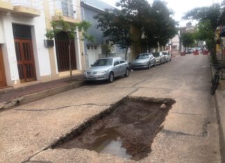 Un camión quedó atascado en un pozo
