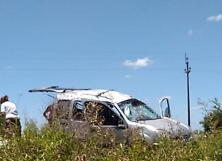 Otro accidente en la Ruta 20: volcó un utilitario con cinco personas por esquivar un pozo
