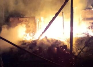 Bomberos y policías fueron apedreados tras incendio