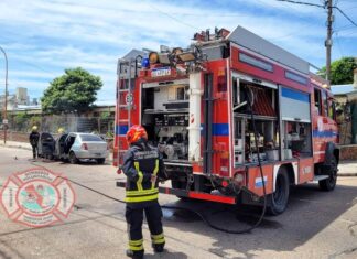 El motor de un auto quedó reducido a cenizas por un fuego generalizado
