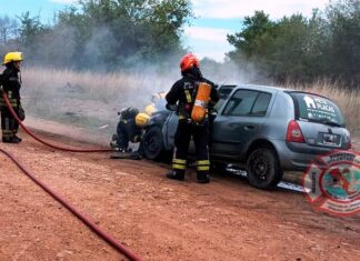 Un vehículo con daños materiales tras incendio