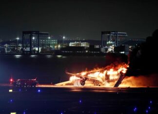 Un avión de Japan Airlines con 367 pasajeros chocó contra una aeronave militar y se incendió en Tokio