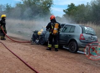 Se incendió un auto camino al Puente de Fierro