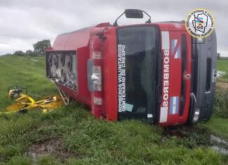 Dos bomberos salieron ilesos tras vuelco de camión cisterna