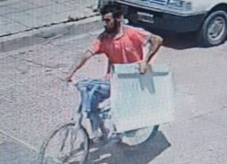Buscan a un hombre que robó las puertas de sanitarios públicos de una plaza
