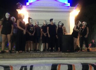 En rechazo al dnu y la ley ómnibus. La expresión artística formó parte de la asamblea en plaza