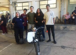 Al elaborar un triciclo motorizado. Destacaron el proyecto de jóvenes uruguayenses