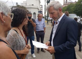 Teatristas uruguayenses entregaron petitorio al Gobernador
