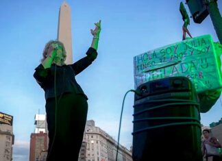 Para “llegar a fin de mes”. Adulta mayor entrerriana canta en el Obelisco
