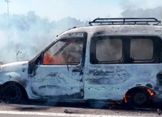 Mientras transitaba por la Autovía Artigas. Se incendió por completo un utilitario