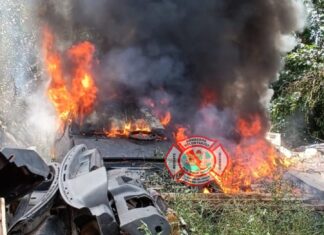 Contuvieron las llamas de un incendio en un desarmadero