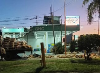 Un camión volcó bolsas de cal sobre el bulevar Díaz Vélez