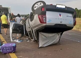 Una camioneta volcó sobre Autovía Artigas