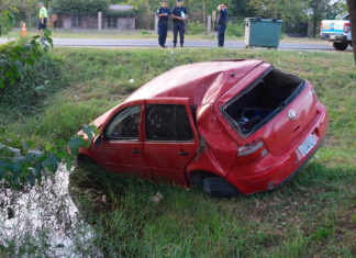 Despistó con su auto, cayó en una alcantarilla y quedó internado