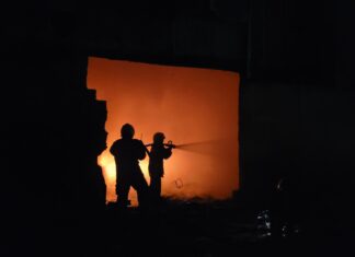 Bomberos controlaron incendio en una recicladora de plásticos