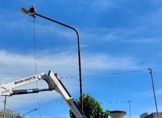 Recambian las luminarias para mejorar el alumbrado público