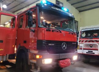 Un incendio causó destrozos en una vivienda y afectó a una propiedad vecina