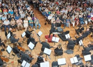 El público colmó La Vieja Usina para escuchar a la Orquesta Sinfónica