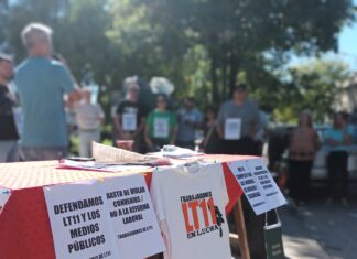 Con una radio abierta, el personal de LT11 defendió la continuidad de los medios públicos