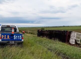 Mordió la banquina, despistó y volcó en el enlace Victoria – Rosario