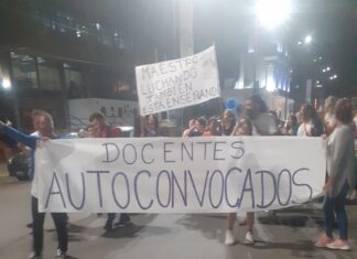 Docentes autoconvocados reflejaron sus demandas en plaza Ramírez