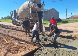 Caseros: Trabajan en el hormigonado del badén en 16 bis y 35