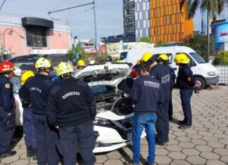 Bomberos asistieron al entrenamiento por incidentes en vehículos híbridos o eléctricos