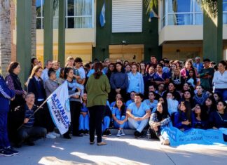 Ciencias de la Salud realizó un abrazo en defensa de la educación pública