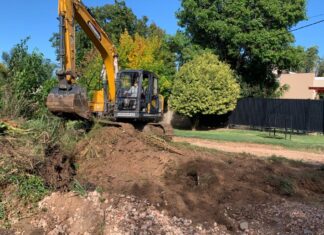 Desmalezan y limpian más desagües en Concepción del Uruguay