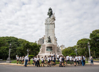 Estudiantes y público ya participan del recorrido en torno del Monumento a Urquiza