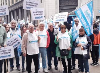 En defensa del Nación, bancarios entregaron petitorio en el Congreso