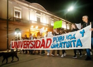 EL MENSAJE DE LA GENTE EN LA CALLE. El rey está desnudo
