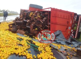 Despistó un camión en Autovía Gervasio Artigas y desparramó su carga sobre la calzada