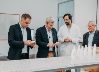 El Gobernador visitó la producción pública de repelente de mosquitos en la UNER