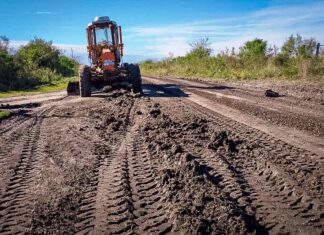 Trabajan en la conservación de caminos productivos del departamento Concordia
