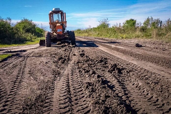 6 Trabajan en la conservación de caminos productivos del departamento Concordia