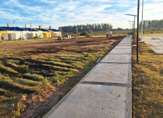 Reconstruyen las veredas en parques de barrios de Caseros