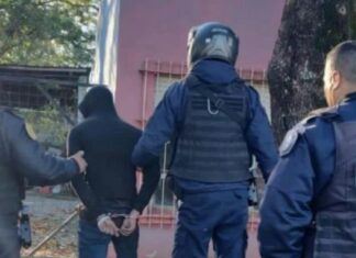 Redujeron a un ladrón que caminaba por la calle de la ciudad con objetos robados