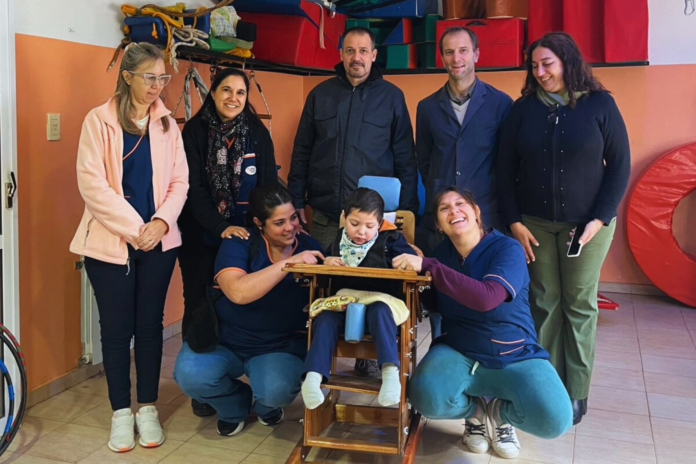 alumnos de escuela técnica construyeron y donaron una silla postural1