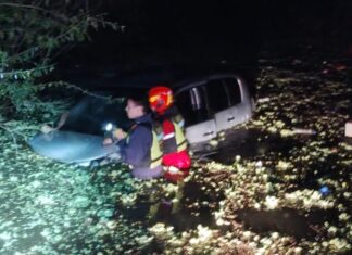 Rescataron a mujeres atrapadas en un auto que se sumergía en el agua