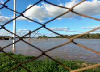 El río Uruguay continúa descendiendo frente a La Histórica