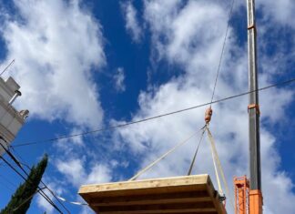 En la zona céntrica, el primer piso del edificio ecológico fue instalado en tiempo récord