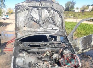Un auto quedó reducido a cenizas por un incendio